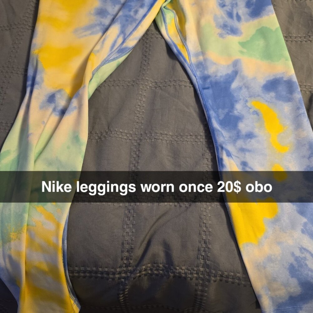 Victoria secret xl nikey leggings which comes with a hoodie crop for 30$ pink